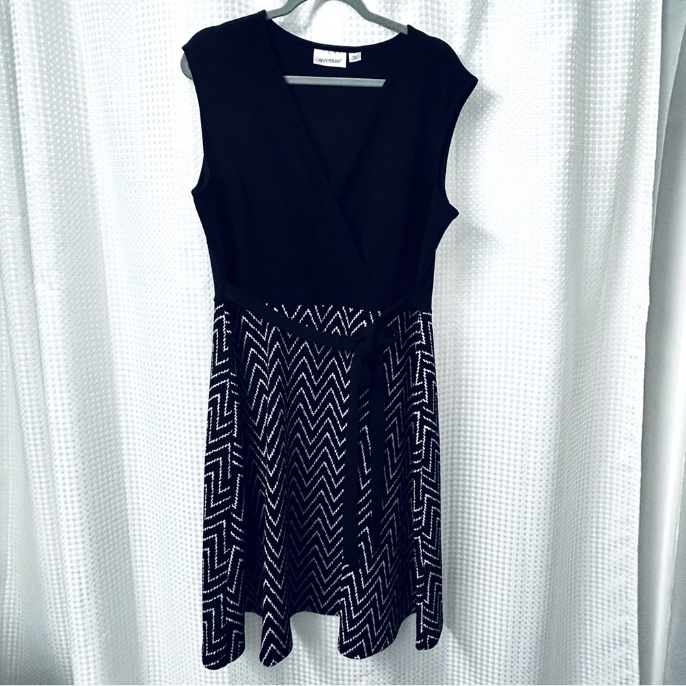 AVENUE Super Flirty Chevron Black and White Sleeveless Dress 14/16 Faux Wrap top